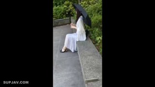 漂亮美女 被黑祖宗在露天院子各种姿势无套爆操 再插菊花 最后爆吃精 爽的妹子飞上天